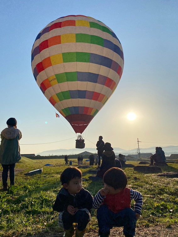 丹後で開催されている気球を飛ばすイベントの様子