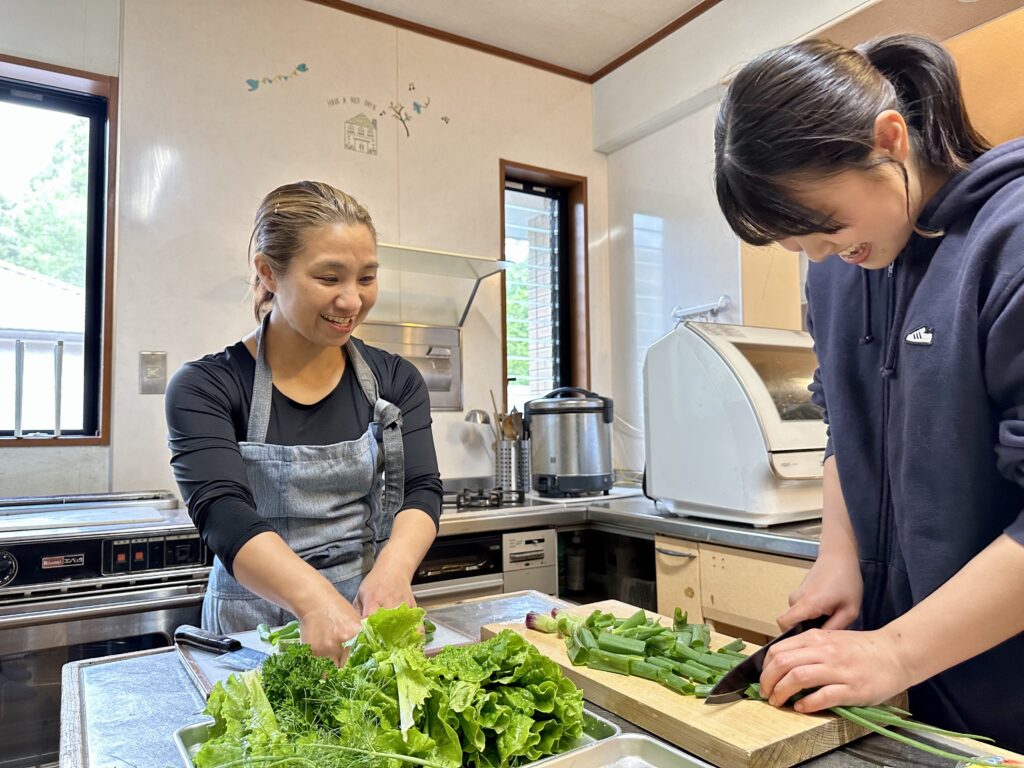 お子さんと調理をする川竹 美奈さん