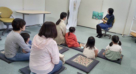 読み聞かせの会「おはなしプーさん」の様子