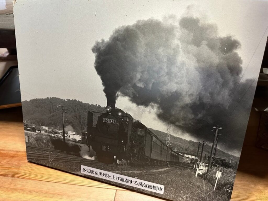 多気駅を黒煙を上げ通過する蒸気機関車