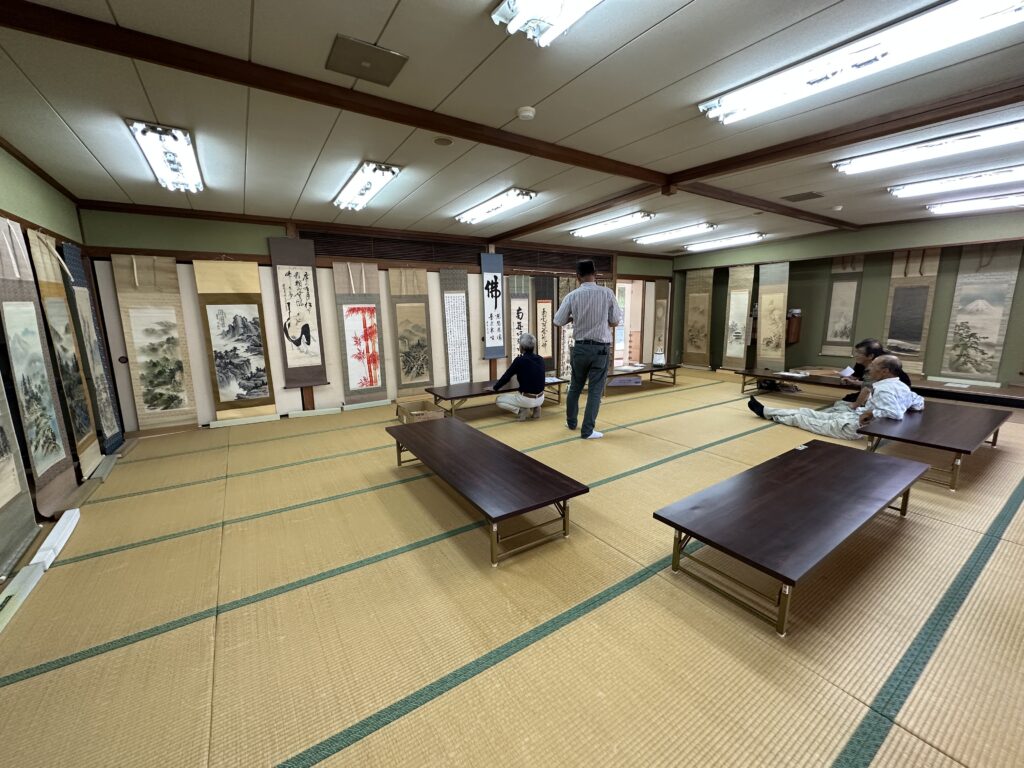 高松さんの収蔵品を展示する大台町書画会の様子