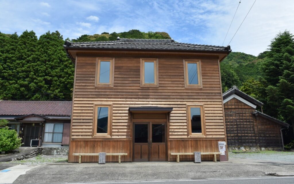リニューアルされた旧川添郵便局舎