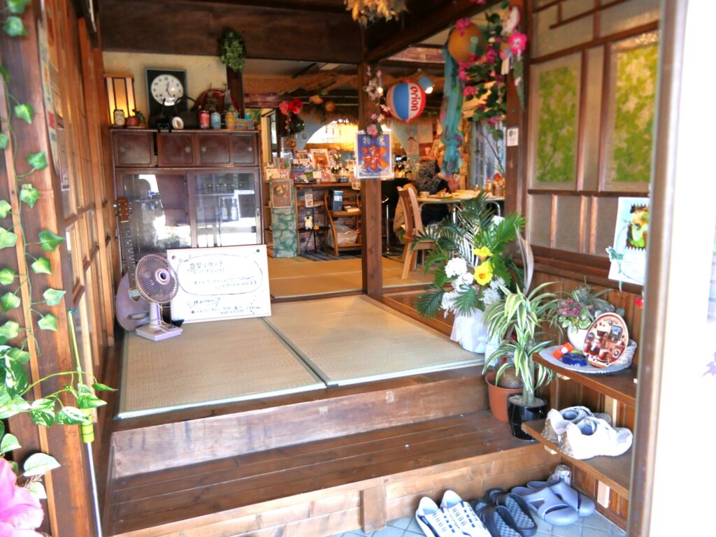 カフェ「恋するしっぽ。」の店内