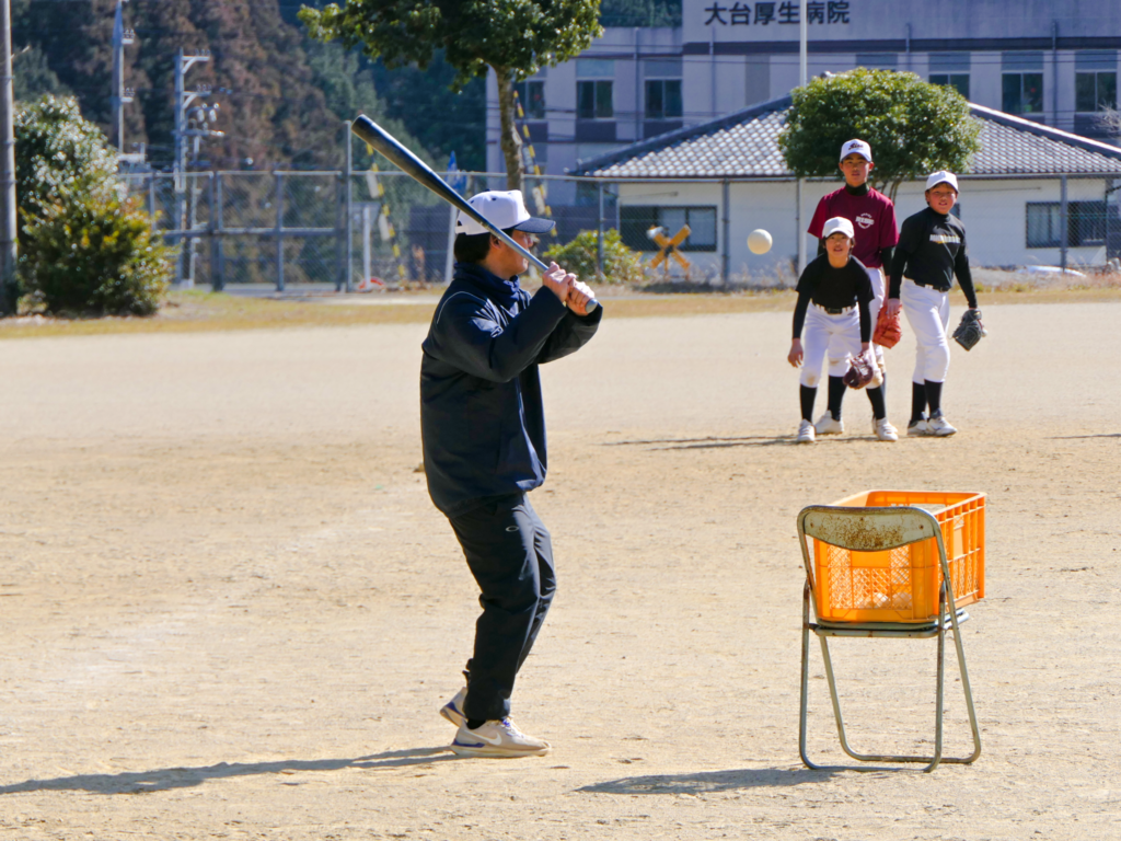ノックをする瀬古祐介(せこゆうすけ)さん